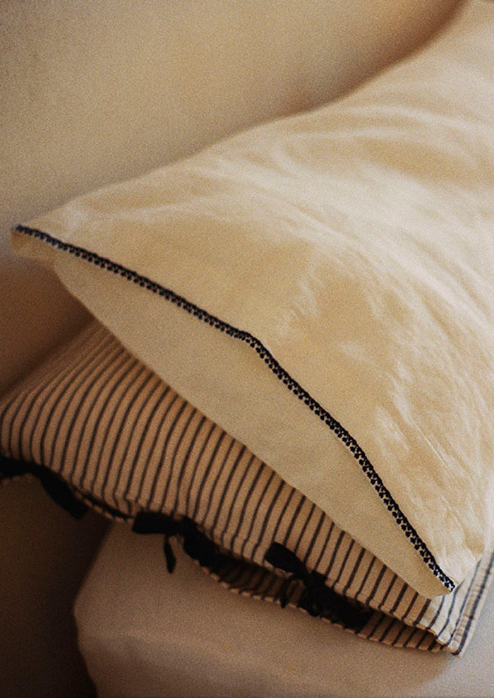 Bud Embroidered Pillowcase Set | Ivory/Delft Blue