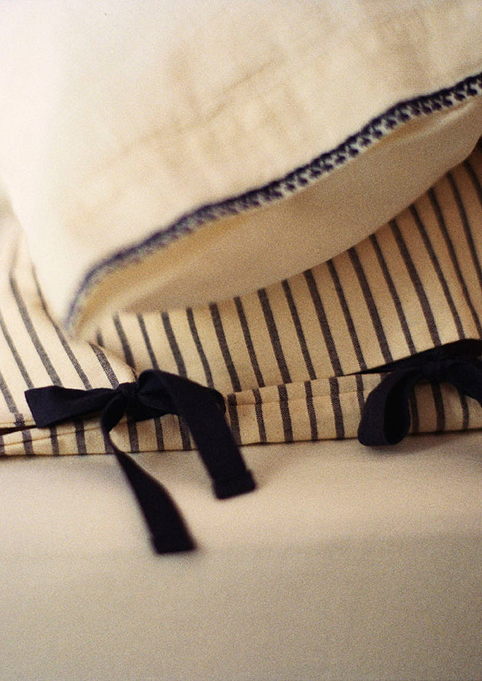 Bud Embroidered Pillowcase Set | Ivory/Delft Blue