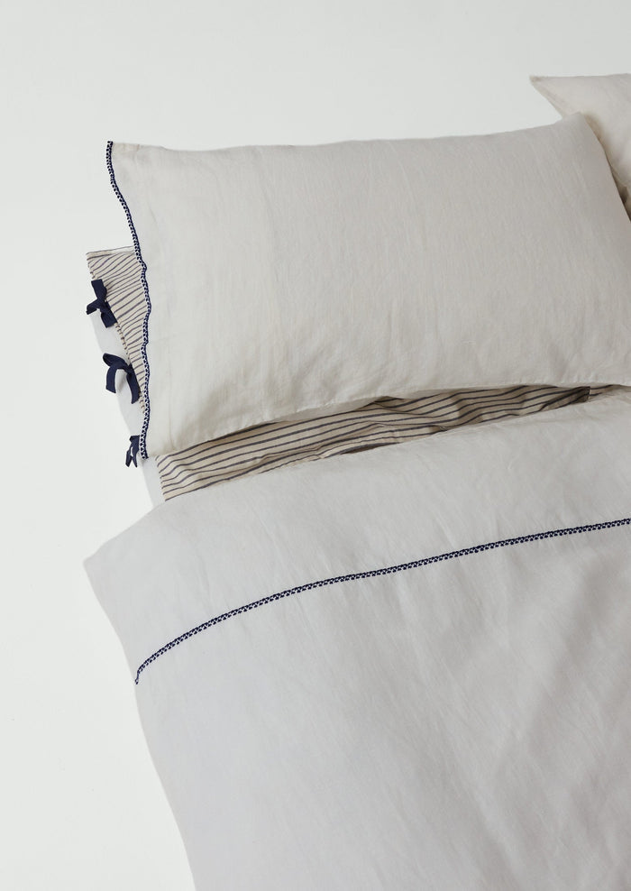 Bud Embroidered Pillowcase Set | Ivory/Delft Blue