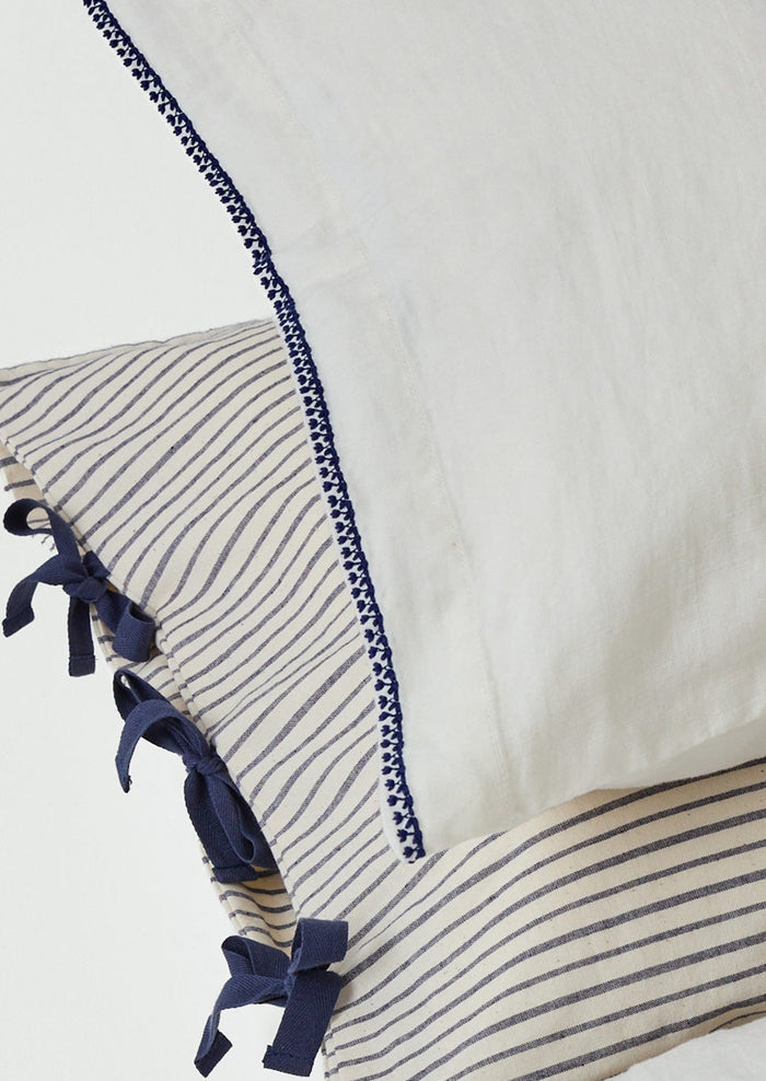Bud Embroidered Pillowcase Set | Ivory/Delft Blue
