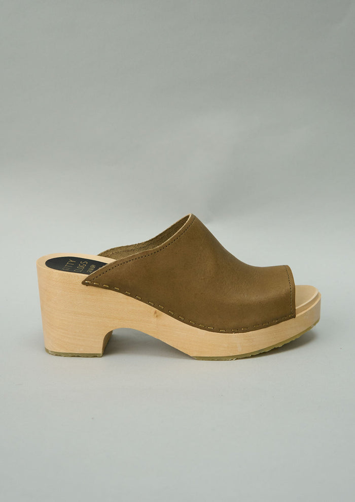 Reworn Kitty Clogs Size 37 (698) | Tundra