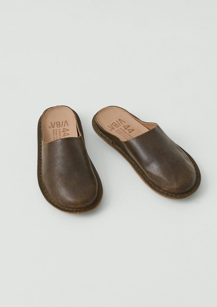Vibae Waxed Suede Mules | Olive